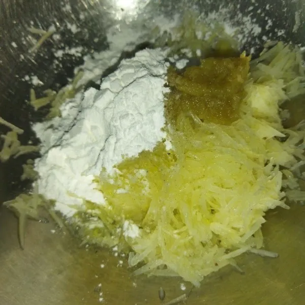 Lalu masukkan kentang ke dalam wadah, tambahkan bawang putih bubuk, garam dan tepung maizena.