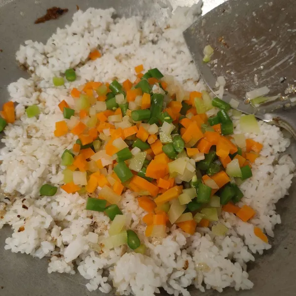 Masukan nasi dan sayuran.