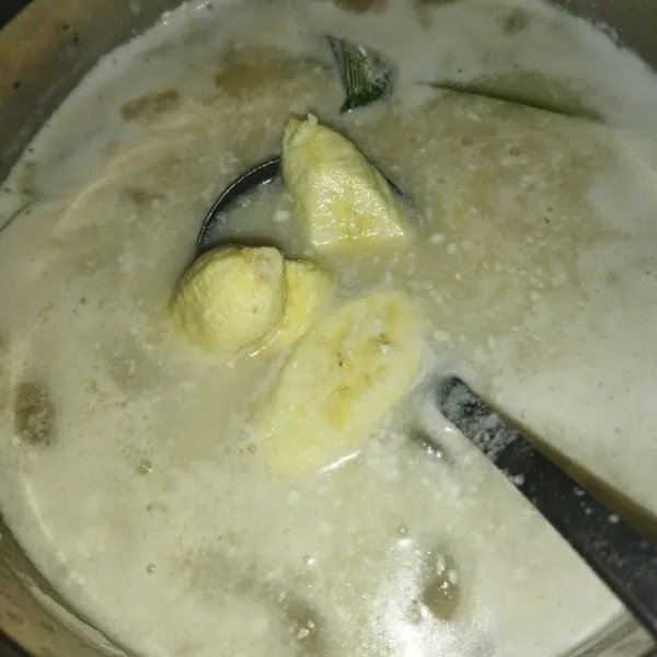 Jika sudah mendidih kembali masukkan potongan pisang, aduk rata.