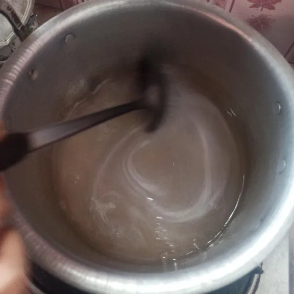 Larutkan tapioka dengan 200 ml air, sisa airnya rebus sampai mendidih setelah mendidih, masukkan larutan tapioka masak hingga mengental.