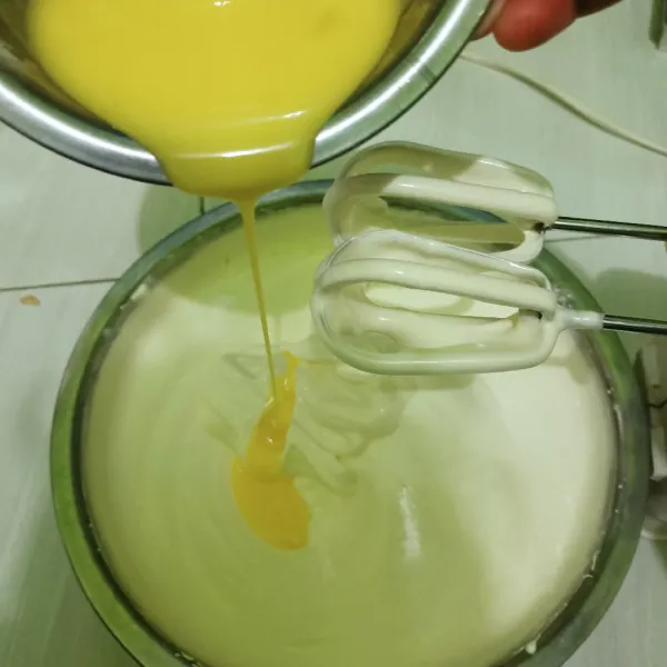 Masukkan margarin leleh, aduk dengan mixer speed rendah sebentar saja asal tercampur rata. Aduk balik dengan spatula. Masukkan pasta pandan.