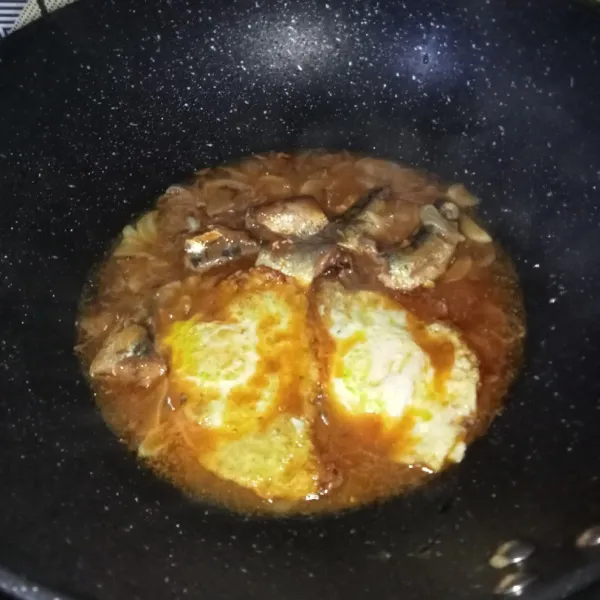 Tuang air dan setelah mendidih, masukkan telur ceplok.