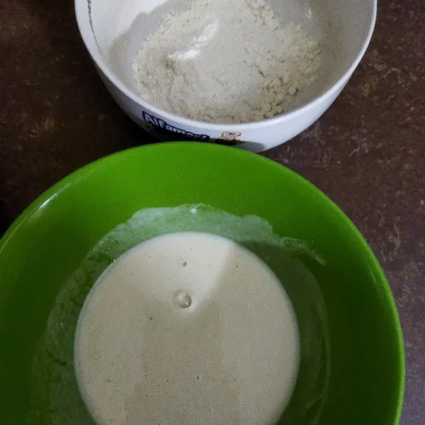 Siapkan 200 gr tepung terigu sebagai tepung kering. Dan campuran dari 100 gr tepung terigu + air sebagai tepung basah.