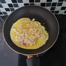 Lelehkan mentega. Panggang telur dikedua sisi hingga matang.