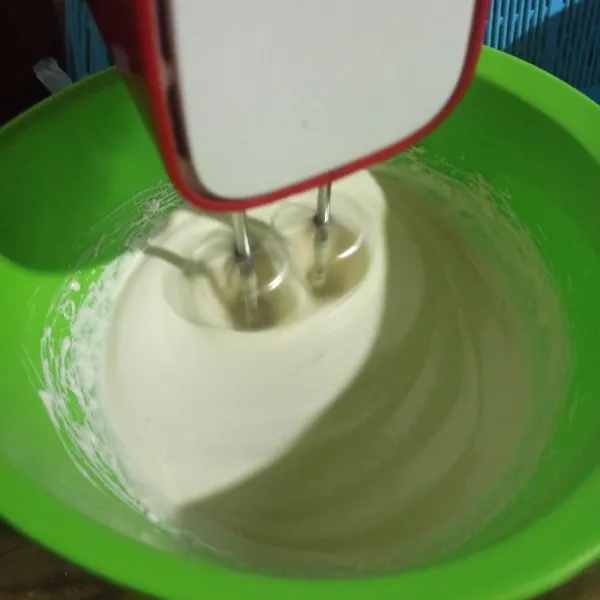 Mixer dengan kecepatan tinggi telur, gula, dan SP sampai pucat serta mengembang.