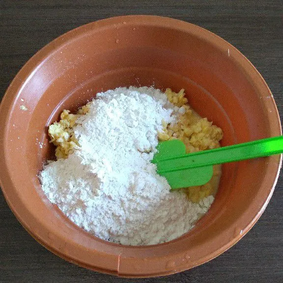 Tambahkan tepung terigu dan tepung beras.