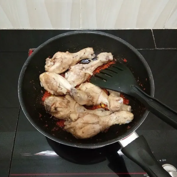 Lalu masukkan ayam dan aduk rata dengan bumbu.