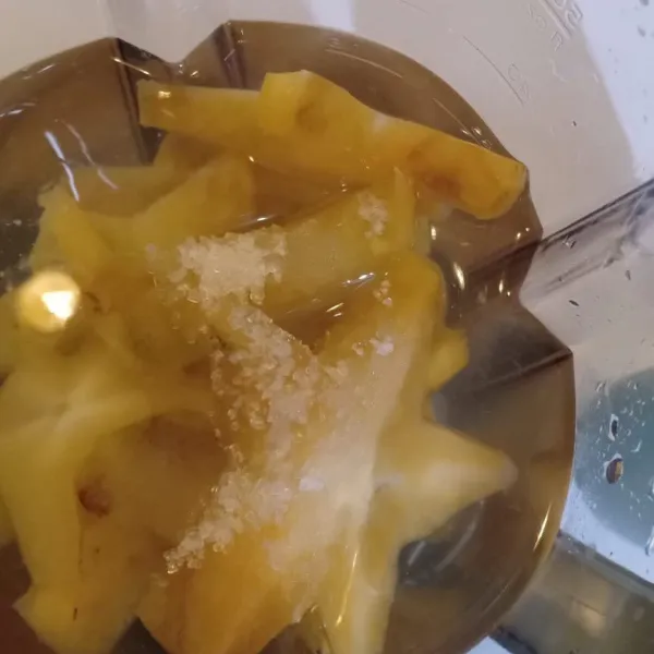 Masukkan belimbing dalam gelas blender, tambahkan air, gula pasir dan air lemon.