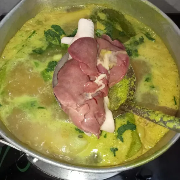 Tuang air masak hingga ceker dan kepala mulai matang kemudian masukkan hati ayam. Rebus hingga semua matang sempurna.