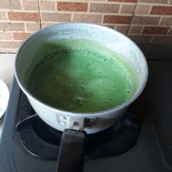 Lapisan hijau : blender halus daun suji, pandan, kapur sirih dan air, saring. Campurkan santan, air suji, gula dan garam. Masak sambil diaduk - aduk hingga mendidih dan gula larut. Diamkan hingga hangat kuku.