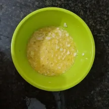 Kocok telur hingga merata. Campurkan tahu dan benyekkan.