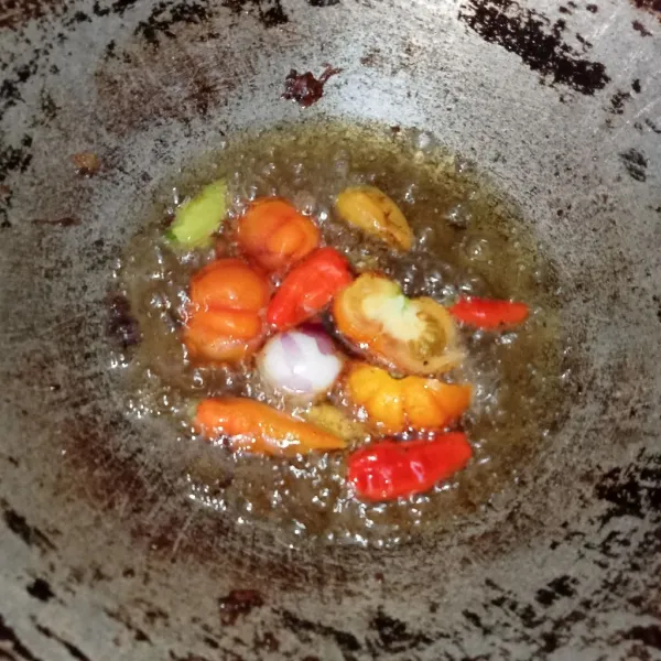 Goreng tomat, cabai dan bawang hingga matang.