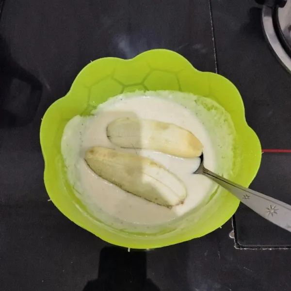 Lalu masukkan pisang ke adonan tepung terigu.