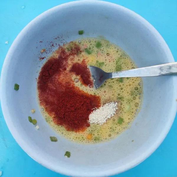 Tambahkan cabai bubuk, garam, merica bubuk, dan kaldu jamur, lalu kocok lepas kembali.