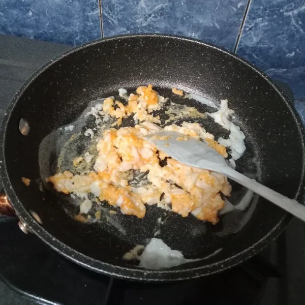 Kemudian masukkan telur ayam ke dalam wajan bekas tumis bawang. Aduk cepat buat orak-arik.