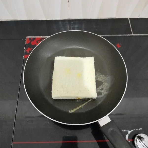 Panaskan teflon, oles dengan sedikit margarin. Lalu panggang roti.