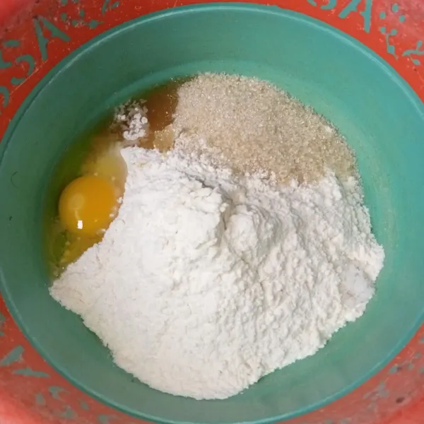 Campur tepung terigu, gula pasir, telur dan garam.
