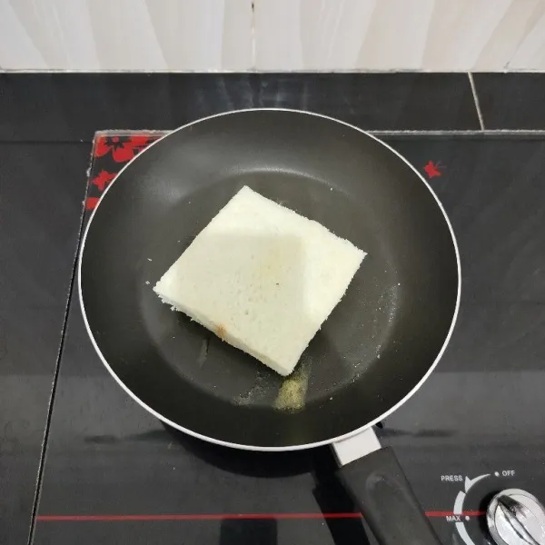 Panaskan sedikit margarin di teflon. Lalu panggang roti hingga kedua sisinya kecoklatan.