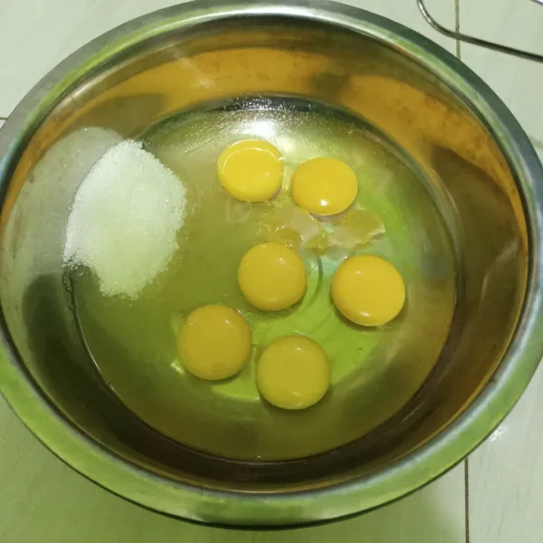 Mixer semua bahan A dengan speed rendab ke tinggi.