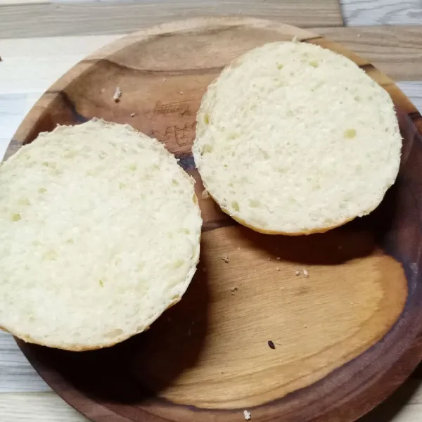 Belah roti menjadi 2 bagian.