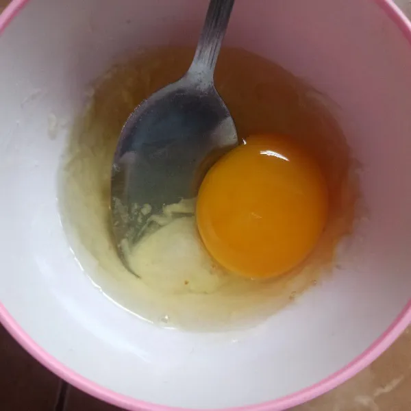 Masukkan telur kocok hingga rata.