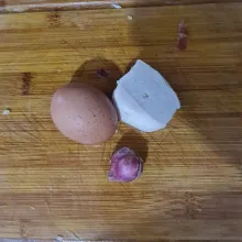 Siapkan tahu, telur dan bawang merah.