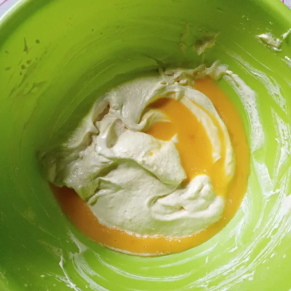 Masukkan telur bertahap (5 kali tuang), tiap tahap kocok selama 1 menit. Terakhir masukkan vanili cair, kocok asal saja.