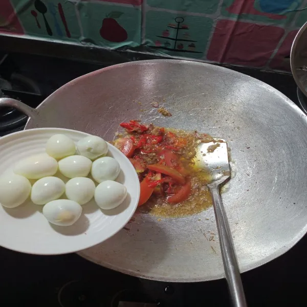Kemudian masukan telur, masak hingga telur agak kering.
