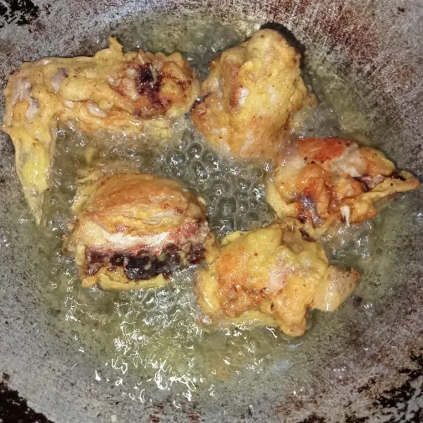 Panaskan minyak lalu masukkan ayam dan goreng hingga kuning keemasan, angkat dan tiriskan. Sajikan.