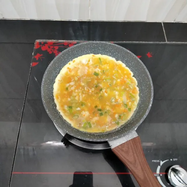 Setelah itu, goreng telur dadar dalam minyak panas hingga kedua sisinya matang. Lalu angkat.