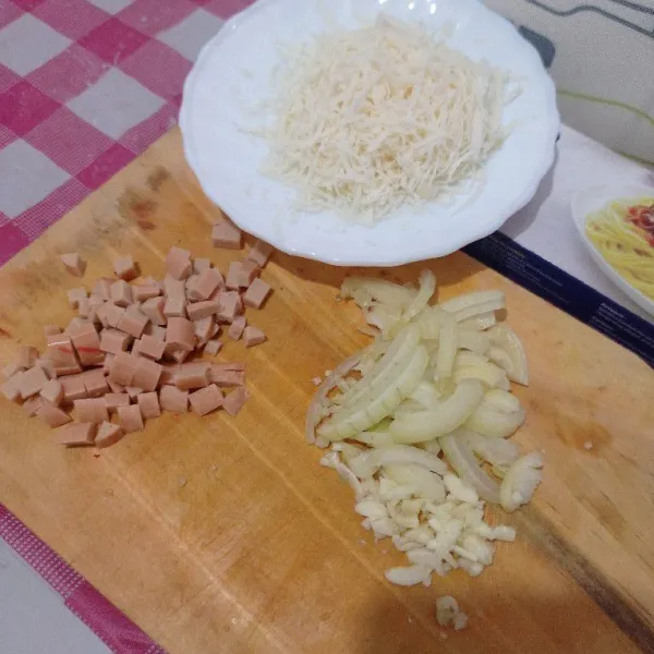 Cincang halus bawang putih dan bombay,