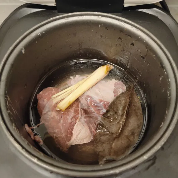 Rebus daging sapi, serai dan daun salam selama 10 menit.