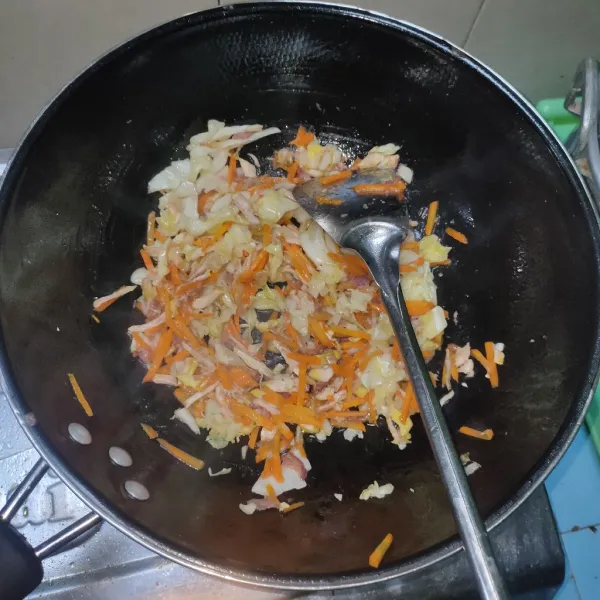 Tumis wortel dan kol sebentar, masukkan ayam bumbu uleg, aduk merata hingga harum.