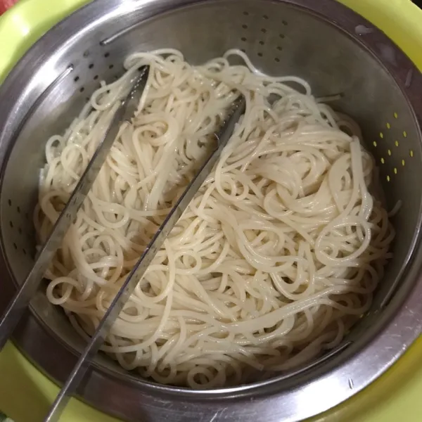 Rebus spaghetti 8-10 menit, sisihkan.