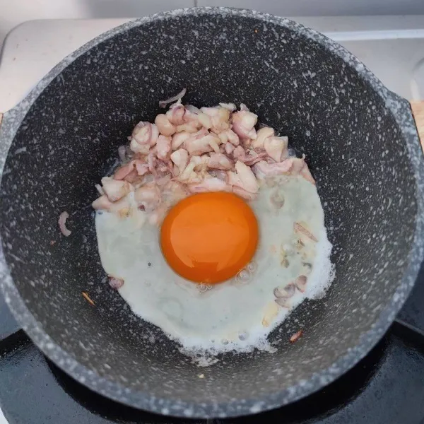 Tambahkan telur ayam, orak-arik hingga matang.