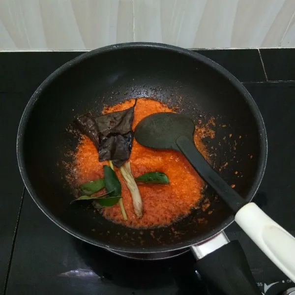 Panaskan minyak sayur. Tumis bumbu halus,serai,daun jeruk,dan daun salam hingga bumbu matang.