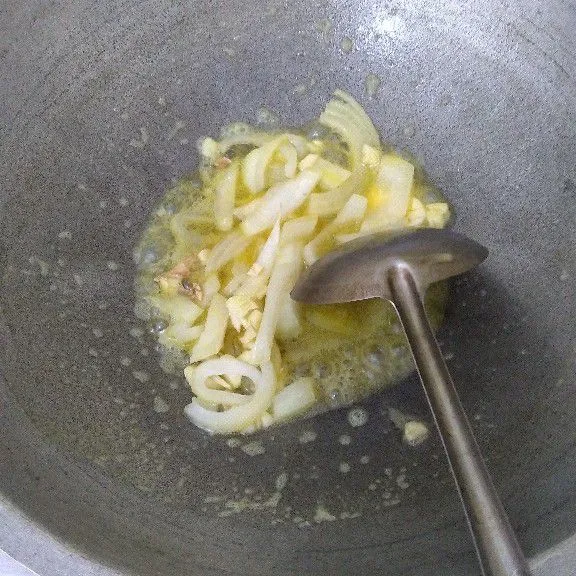 Lelehkan mentega lalu tumis bawang bombai dan bawang putih hingg aromnya keluar.