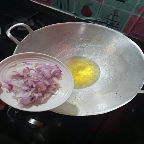 Siapkan minyak dalam wajan, tumis bawang merah sebentar hingga harum.