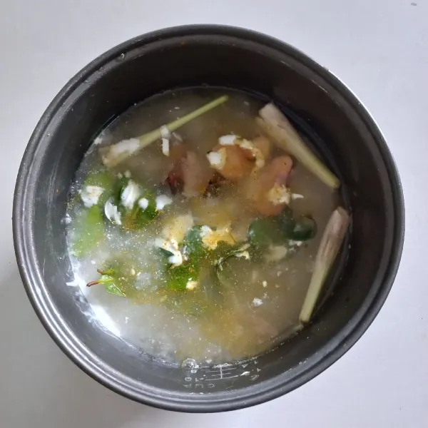 Masukkan garam, bumbu ayam goreng dan santan kental.