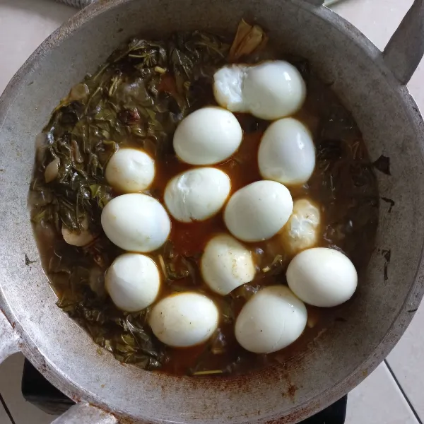 Masukkan telur rebus dan santan kental, masak hingga menyerap.