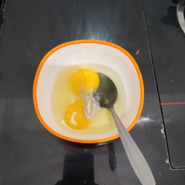 Pecahkan telur dalam mangkuk lalu tambahkan merica bubuk dan garam lalu kocok hingga rata.