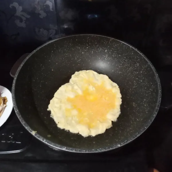 Kocok lepas telur lalu goreng dan masak orak-arik hingga matang, sisihkan.