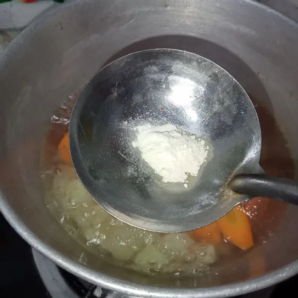 Tambahkan bawang putih bubuk, lada bubuk, gula, garam dan kaldu jamur. Aduk rata.