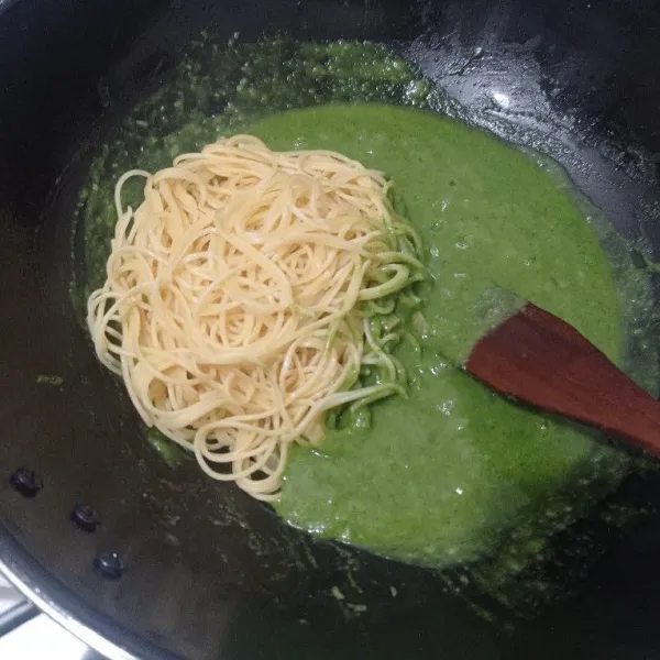Masukan spaghetti aduk rata