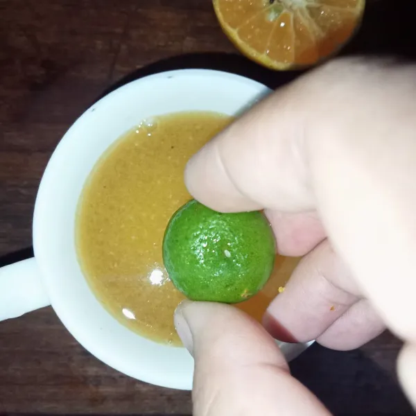 Peras sedikit air jeruk limaunya, lalu masukkan ke dalam gelas aduk rata dan siap dinikmati. Yummy..