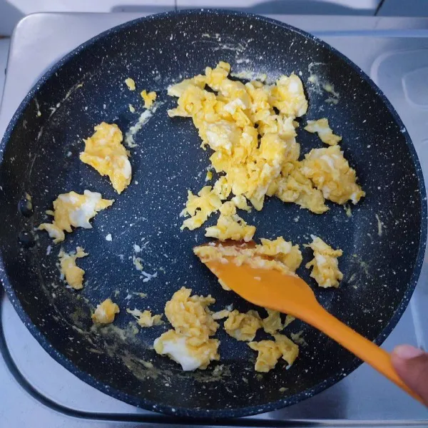 Pecahkan telur, kemudian orak-arik sampai matang. Sisihkan ke tepi.