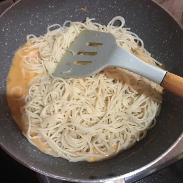 Masukan spaghetti, aduk rata. parsley boleh dicampurkan langsung ke spaghetti atau ditaburi diatasnya saja ketika disajikan.