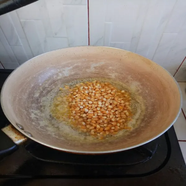 Masukkan jagung popcorn aduk rata.