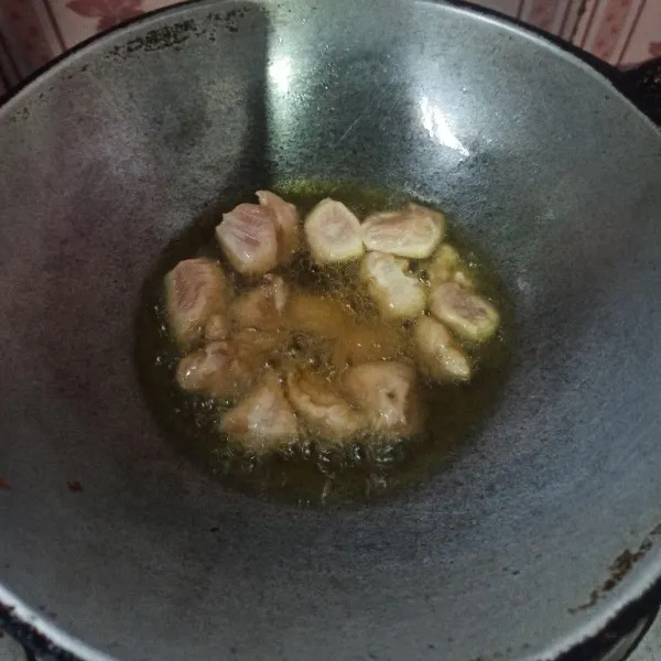 Panaskan minyak goreng secukupnya, masukkan ayam goreng hingga berkulit.