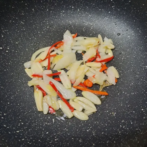Tumis irisan bawang putih, bawang bombay dan cabe merah sampai layu dan harum.